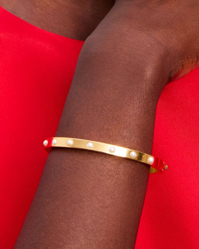 set in stone hinged bangle white gold.